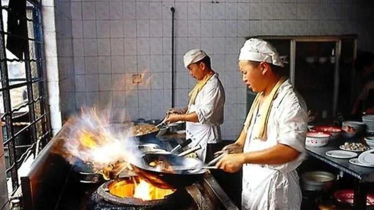 亿万财主范师长教师（迈克尔·道格拉斯）在四十八岁生日时收到弟弟（西恩·潘）的一份礼品，CRS俱乐部的游戏卡。游戏的内容为迈克尔量身定做，直指他心里深处的童年暗影和婚姻创伤。迈克尔因为好奇，垂垂投进到游戏中往，并由此结识了女婢应生克莉丝汀（黛博拉·卡拉·安格）。可是在各种恶作剧后，迈 克尔发现这一系列古怪事务其实不是简单的游戏，他的糊口乃至生命正被拖向深渊。当生命不竭遭到要挟，迈克尔一次次的告知本身，这只是个游戏。但是游戏的筹谋者正把他引向何方？父亲48岁生日时坠楼自杀的场景不竭在他脑筋里闪现……